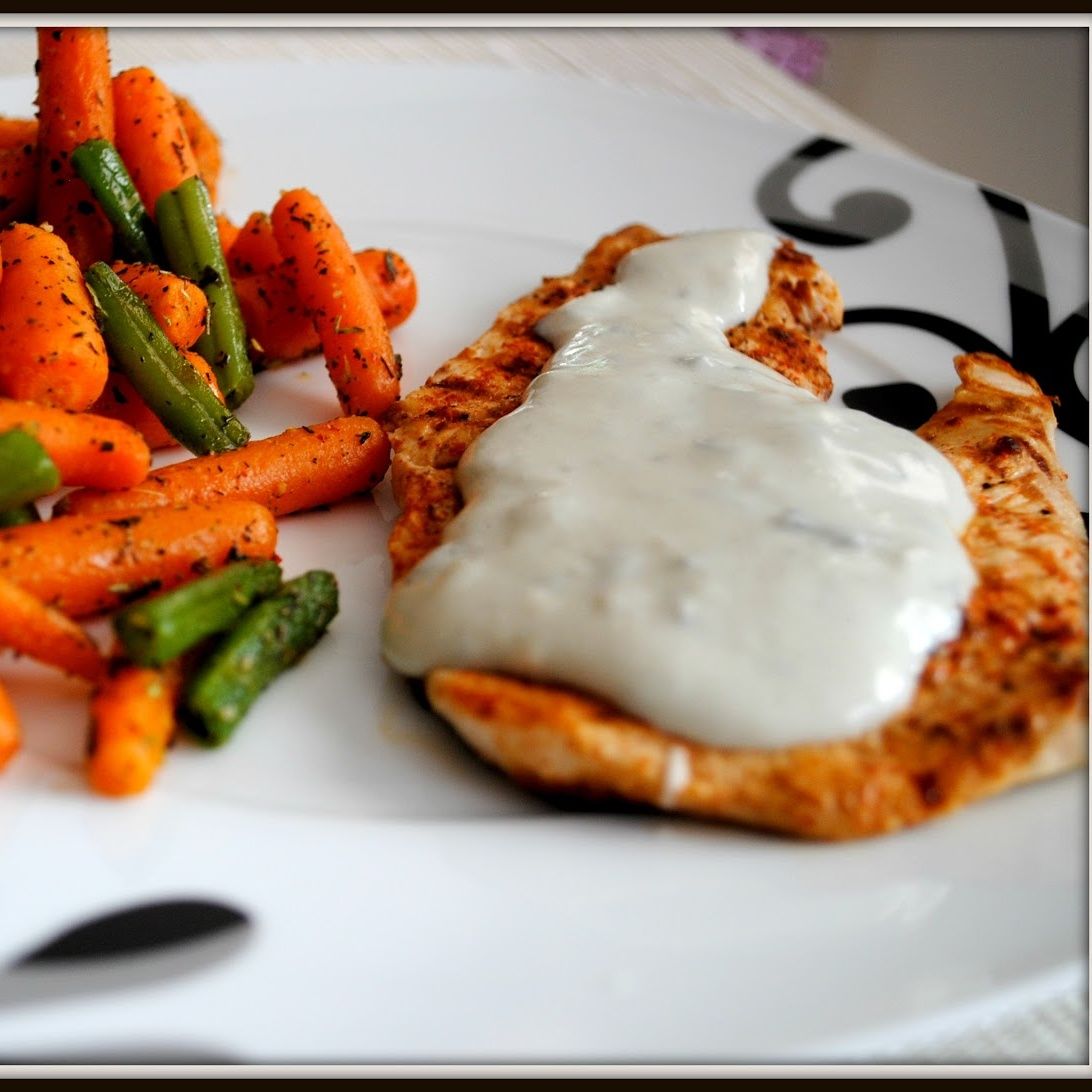 Piept de pui in sos gorgonzola cu legume