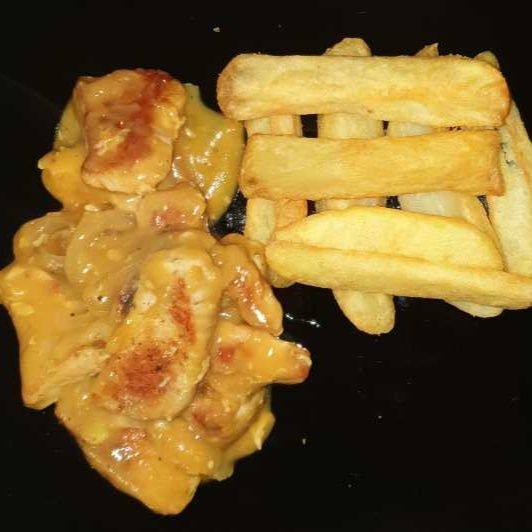 Piept de pui in sos de portocală și cartofi pai