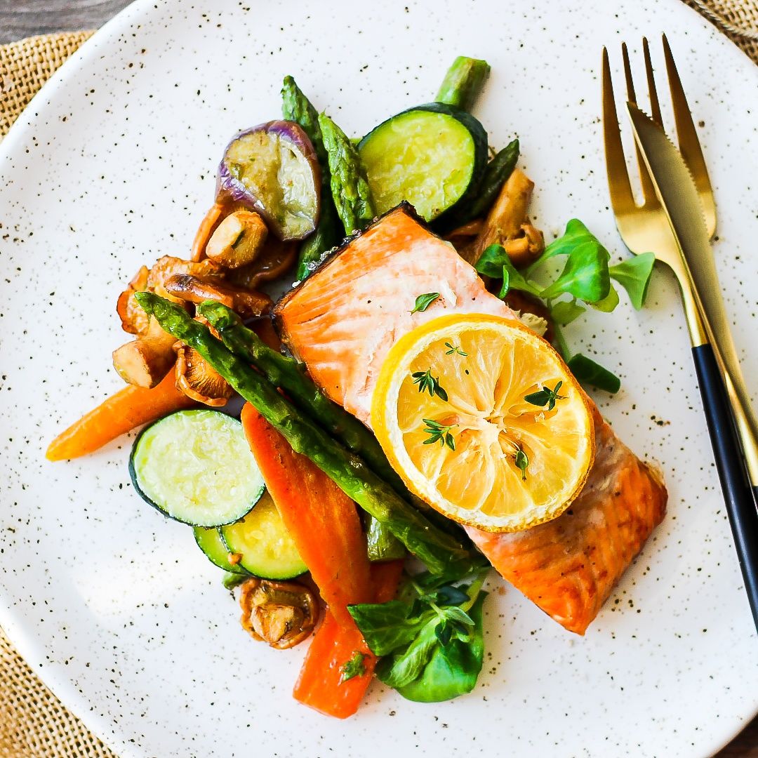 Somon la cuptor pe pat de legume