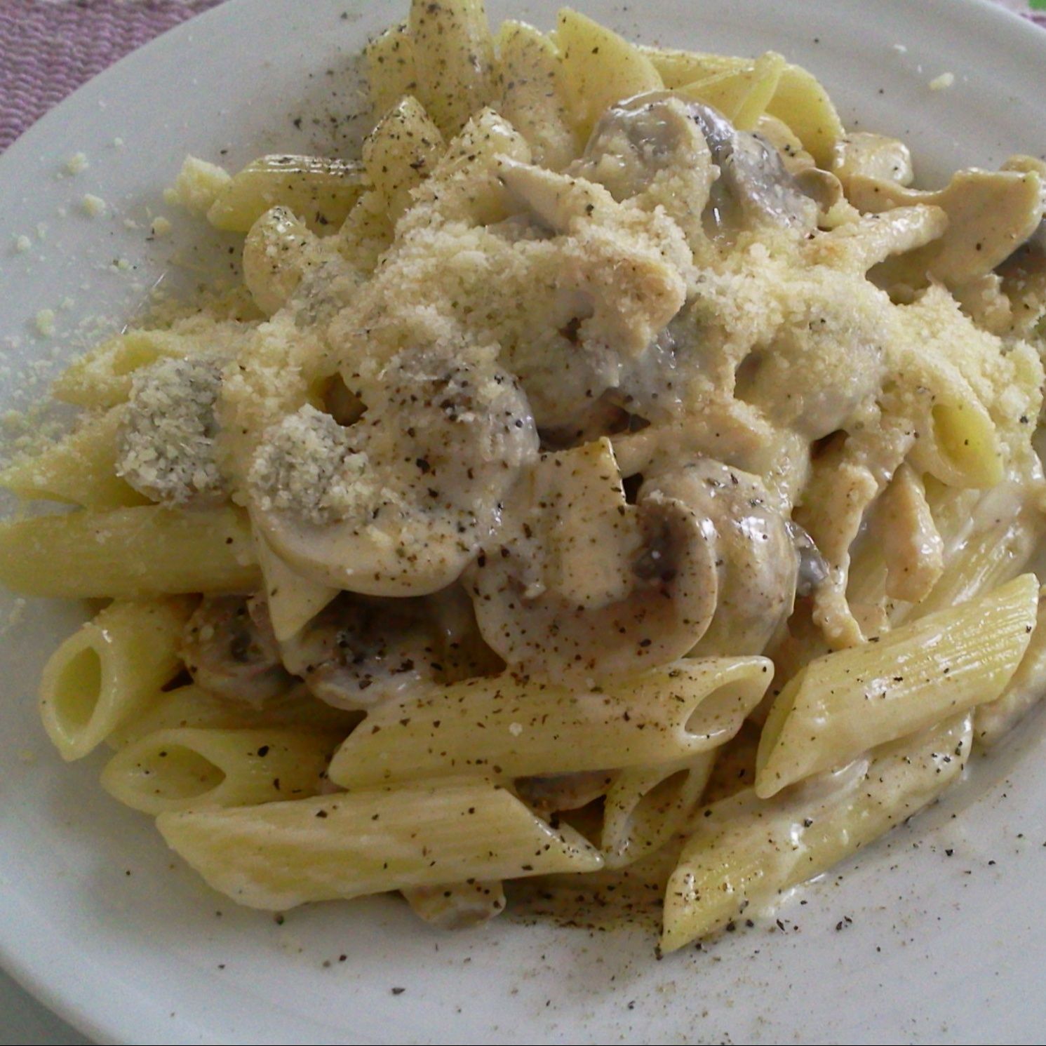 Penne cu piept de pui și ciuperci și sos alb