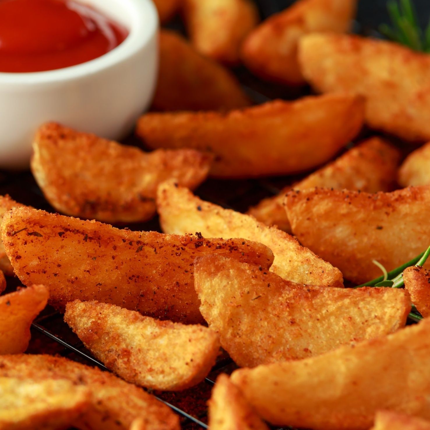 Cartofi picanți în coajă (wedges)