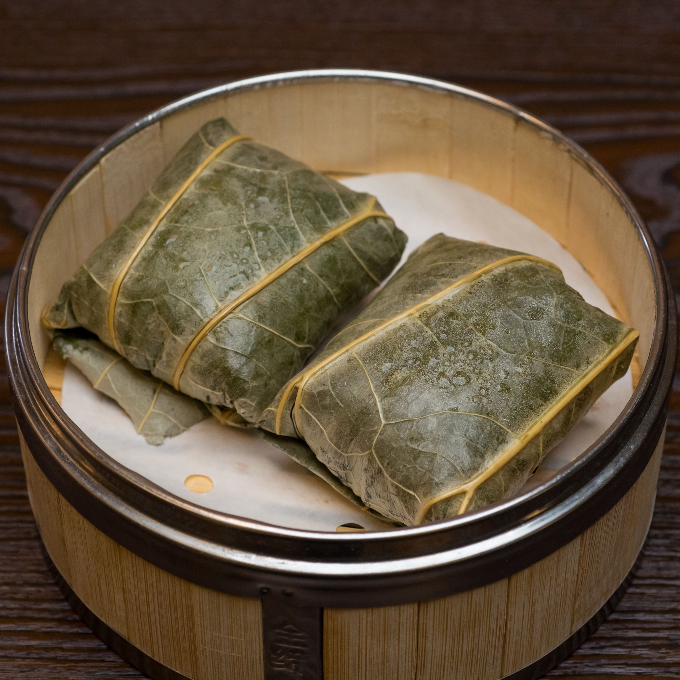 211	荷叶糯米鸡2个 推荐	Chicken with Glutinous Rice in Lotus Leaf