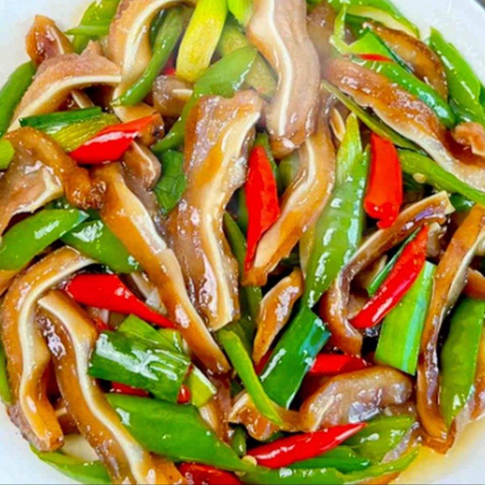Stir-fried pig ears with green pepper
