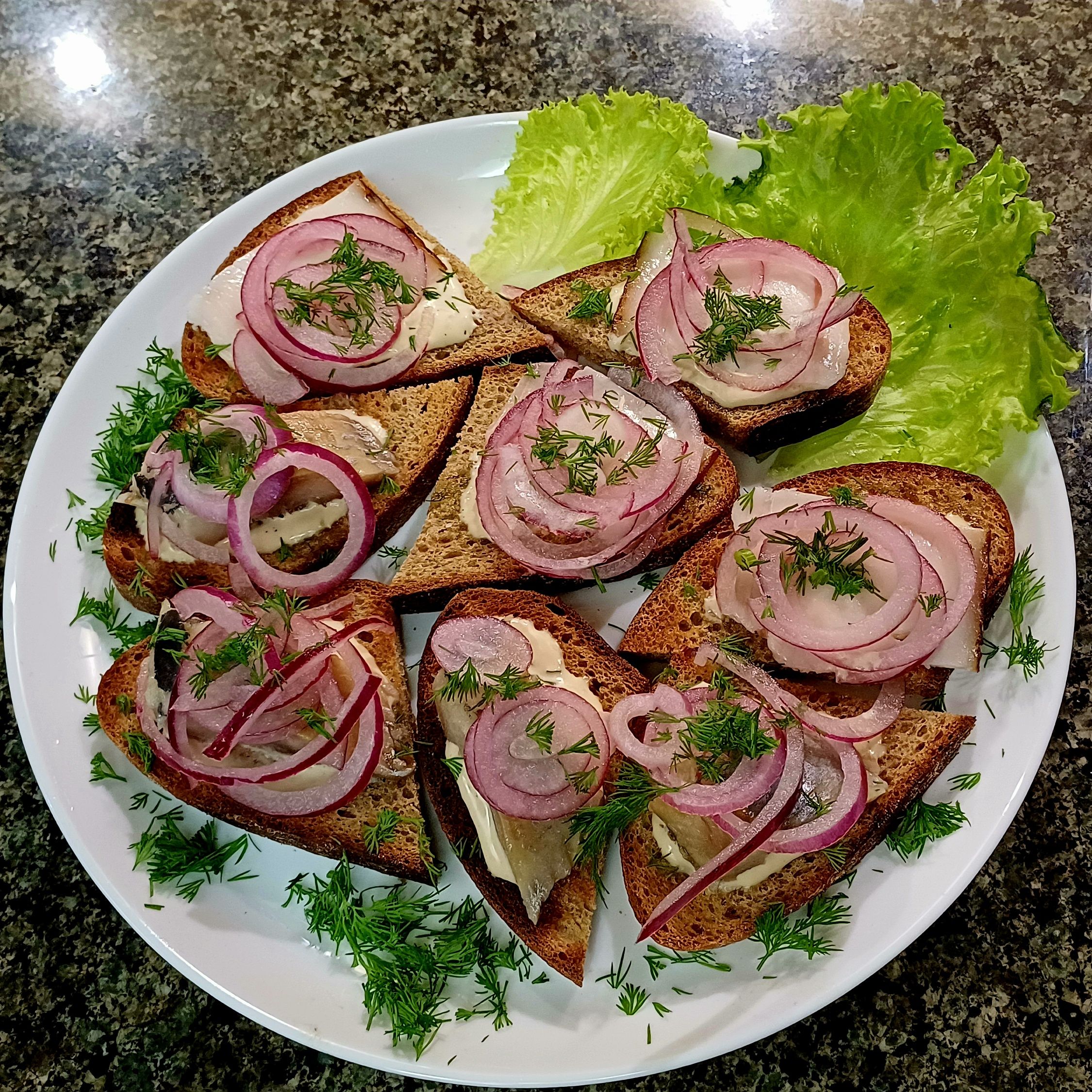 Житні грінки з оселедцем та салом