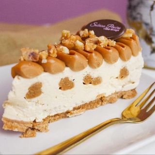 Fatia de Torta Doce de Leite com Crocante de Amendoim 
