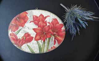 Tablou oval pictat cu amaryllis