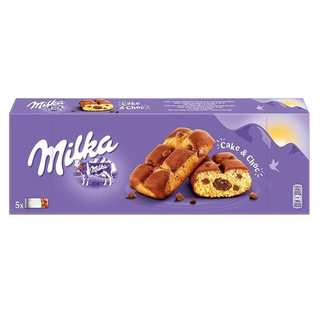 Milka cake & choc masni biskvit sa komadicima mlecne cokolade sa alpskim mlekom i cokoladnim punjenjem (14%) 5kom