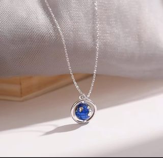 ვერცხლის ყელსაბამი დედამიწის ფორმის კულონით