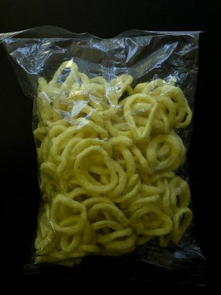 Чипси пшенічні пелетні "Кільця цибулі" зі смаком сметани із зеленню, ТМ "До Бочкового", 80 г