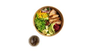 გრილზე მომზადებული ქათმის ფილეს სალათი