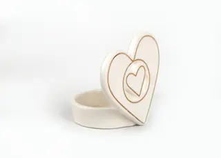 სასანთლე - LOVE PORCELAIN CANDLE HOLDER 7.6X6.8X8.8 CM WHITE