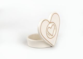სასანთლე - LOVE PORCELAIN CANDLE HOLDER 7.6X6.8X8.8 CM WHITE