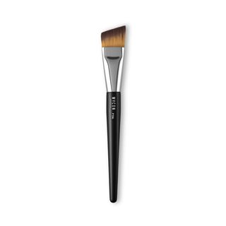 F136 FACE DETAIL BRUSH Pennello viso ideale per delineare i contorni e i volumi del viso 
