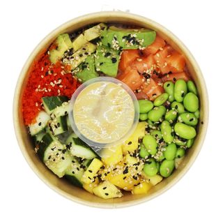 Poke bowl salmone