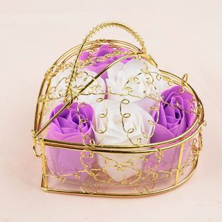 Ljubičaste i bijele dekorativne ruže u zlatnom kavezu u obliku srca