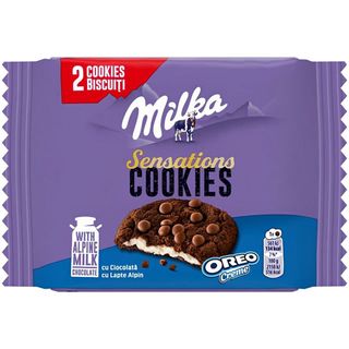 Biscuiti cu cacao, bucati de ciocolata si umplutura cu crema cu aroma de vanilie Milka Sensations Oreo, 52 g