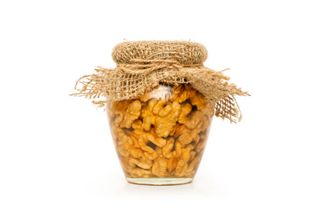 Miere de salcim cu miez de nuca 