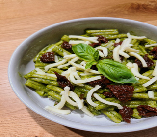 Pasta Al Pesto, Pomodori Secchi, Mozzarella Fior Di Latte 300Gr