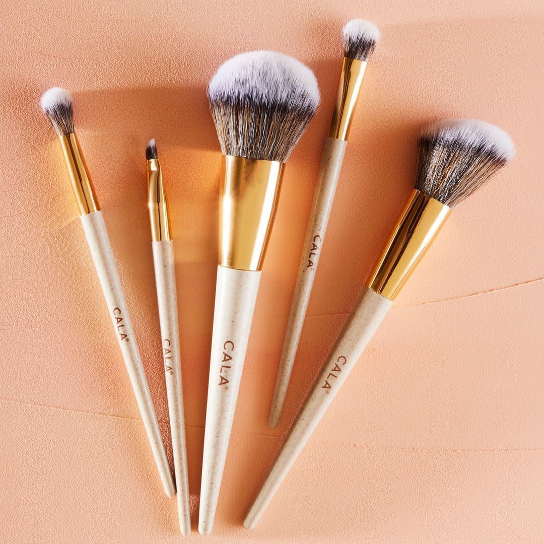 ČETKICE ZA ŠMINKANJE.