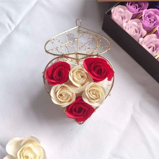 Crvene i krem dekorativne ruže u zlatnom kavezu u obliku srca