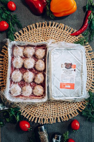 Chiftele cu carne de porc și vită în sos de roșii