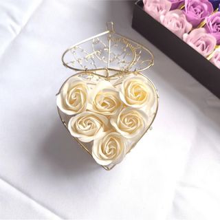 Dekorativne ruže krem boje u zlatnom kavezu u obliku srca