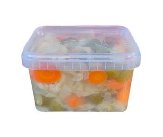 Домашна сурова туршия , едро нарязана от бидон