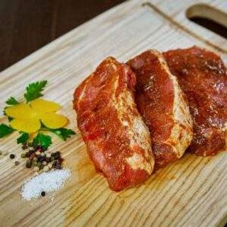 Cotlet de porc fără os feliat și condimentat