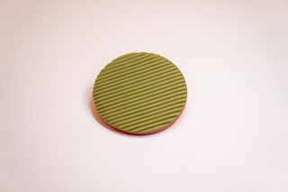 Ribbed circle broš
