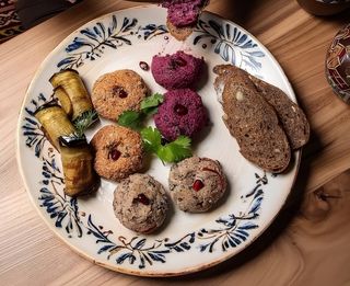 Ассорти Грузинских Закусок (Пхали, Рулетики Из Баклажан) ( 300 г )
