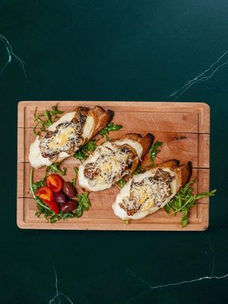 Crostini porcini e pecorino