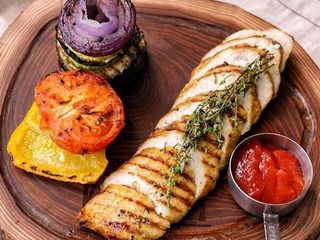 Стейк из куриного филе с овощами гриль и соусом (350г)
