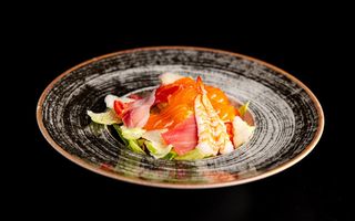 Insalata con pesce misto crudo