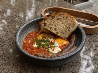 Шакшука с колбасками из мраморной говядины (350г)