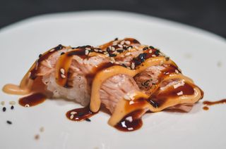 Nigiri sake scottato