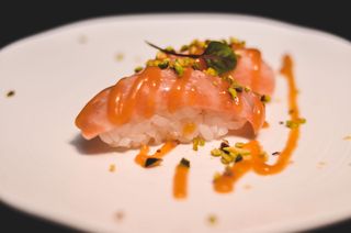 Nigiri sake flambe pistacchio