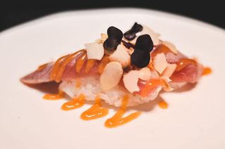 Nigiri maguro flambe mandorle