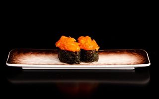 Gunkan spicy sake salmone e alghe