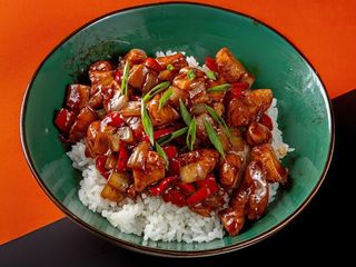 Курица в соусе терияки на рисовой подушке (350г)