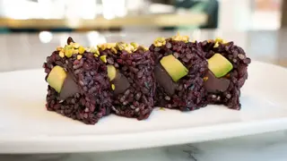 Black maguro roll