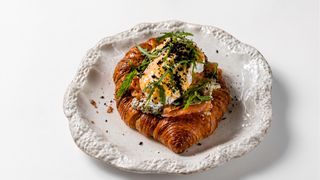 Круассан С Яйцом Пашот И Соусом Голландез ( 250 г )