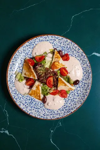 Insalata con formaggio di capra