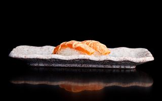 Nigiri salmone scottato