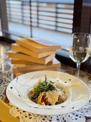 Феттучини с креветками и рукколой (320г)