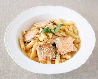 Пенне с семгой в сливочном соусе (320г)