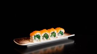 Uramaki wakame con salmone