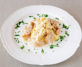 Феттучини c курицей в сливочном соусе (320г)
