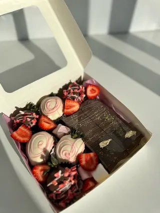 Клубника в шоколаде и дубайский шоколад (330г)