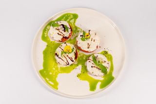 Салат с розовыми томатами и сыром страчателла (250г)