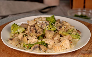 Курица в сливочном соусе с грибами (300 г)